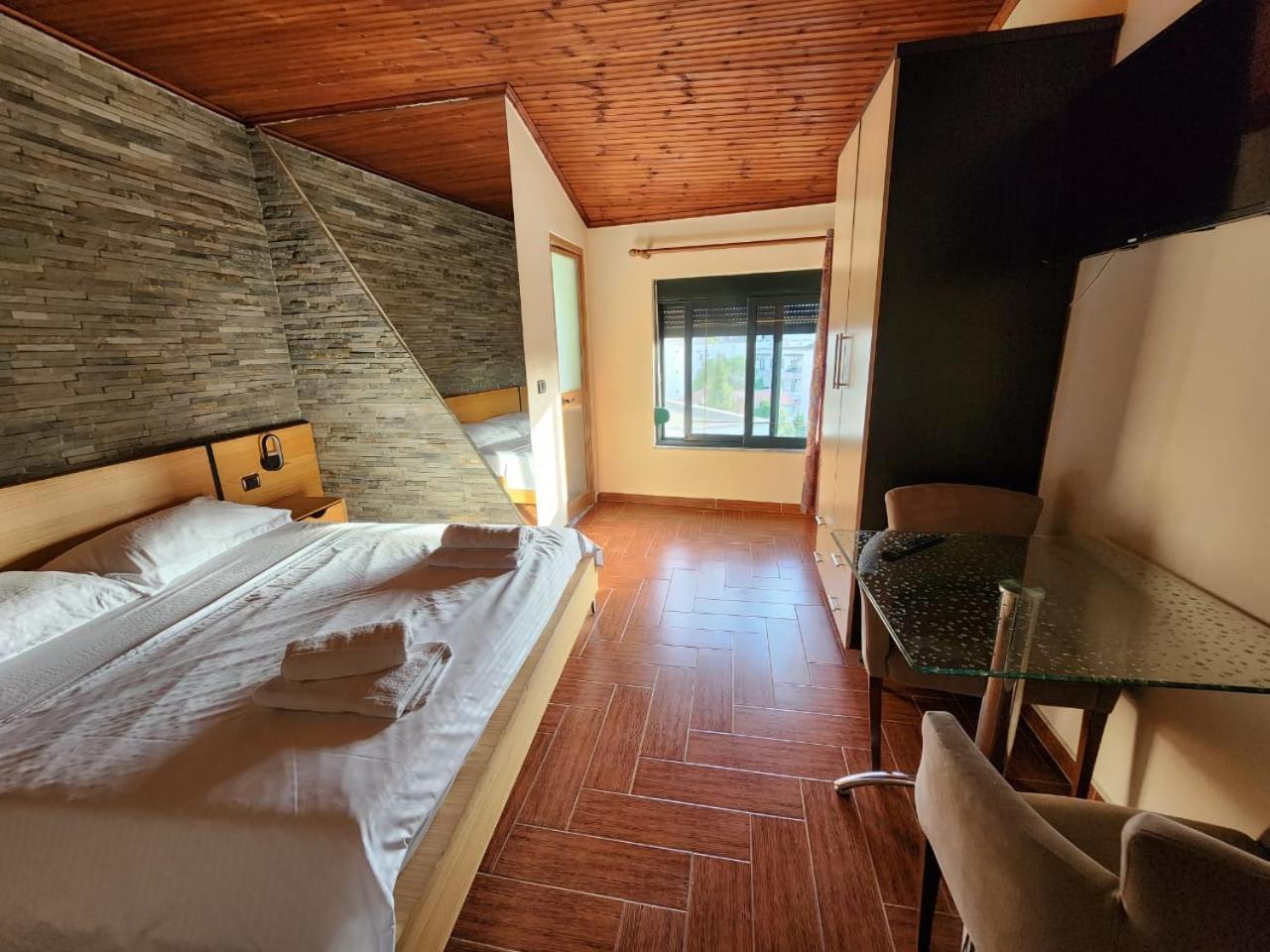 Hotel La Villa Тирана Екстериор снимка