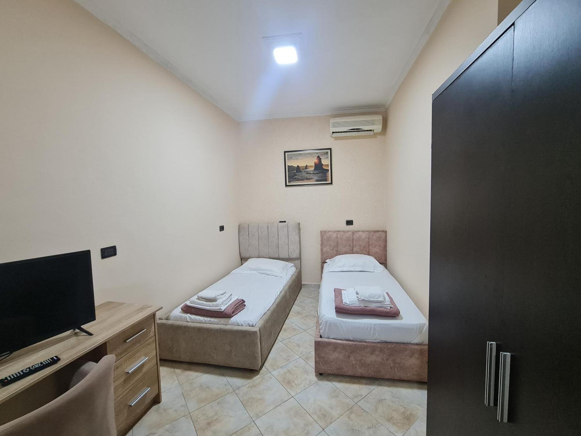 Hotel La Villa Тирана Екстериор снимка