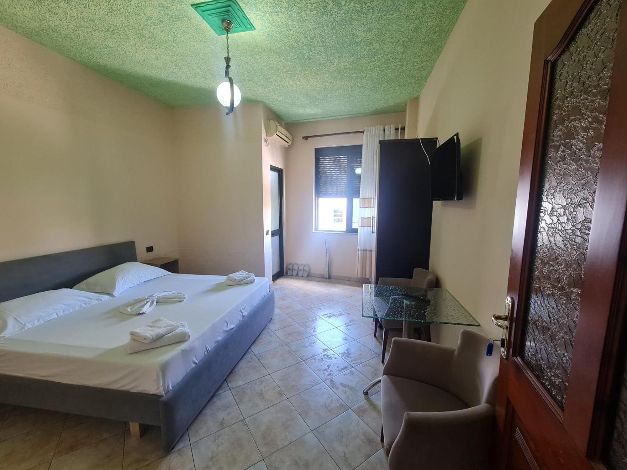 Hotel La Villa Тирана Екстериор снимка
