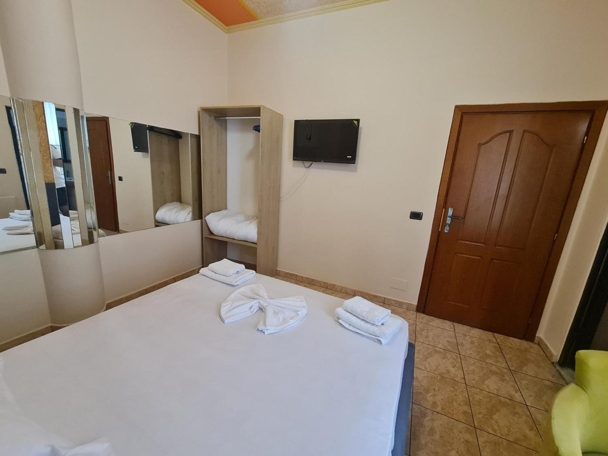 Hotel La Villa Тирана Екстериор снимка
