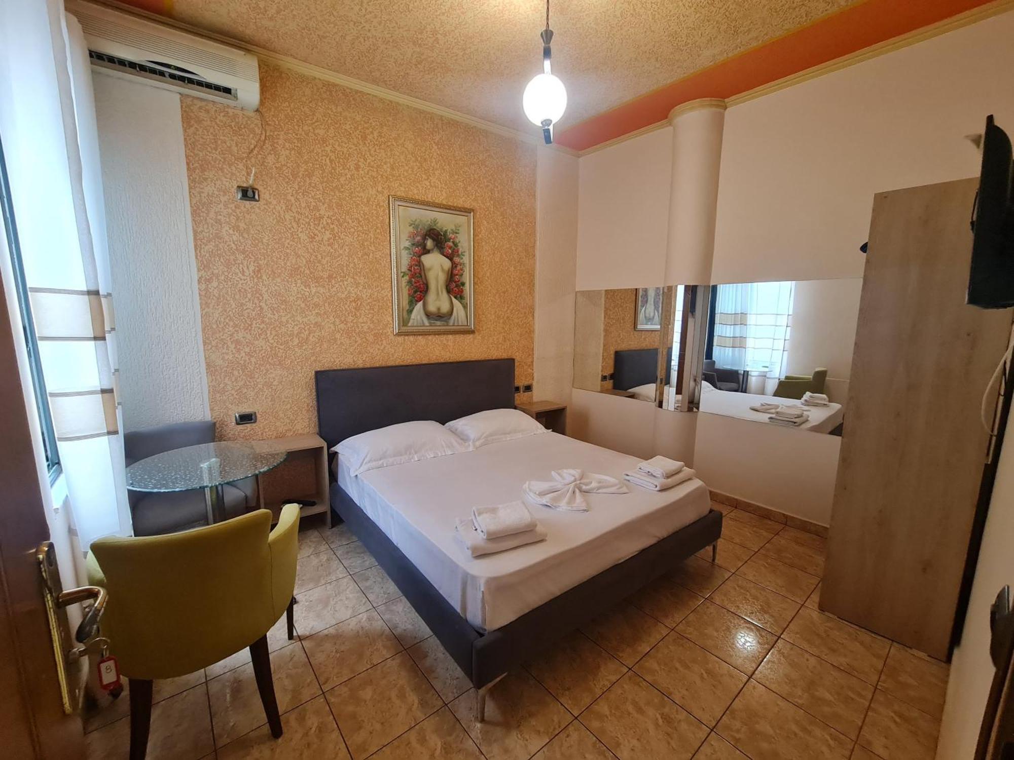 Hotel La Villa Тирана Екстериор снимка