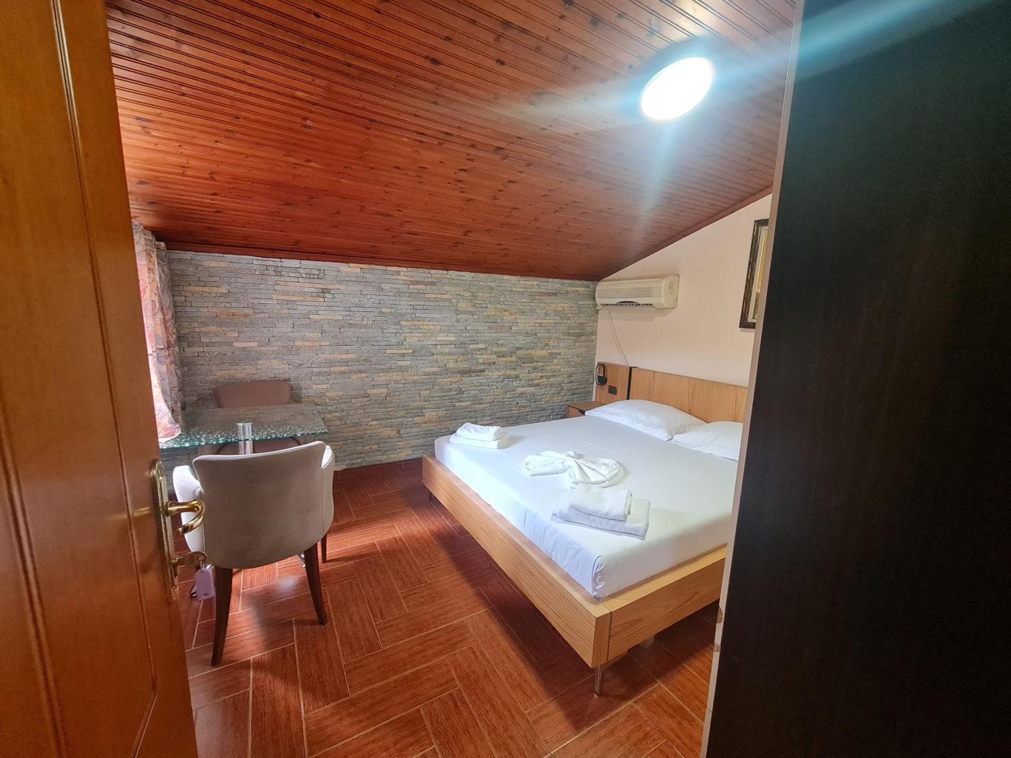 Hotel La Villa Тирана Екстериор снимка
